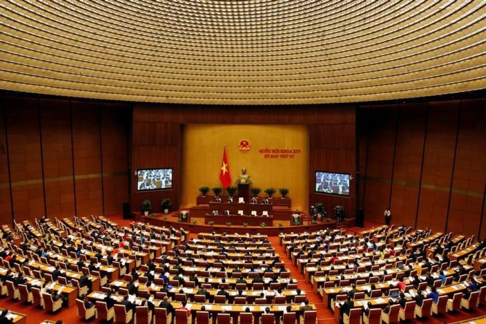 Para anggota legislatif menghadiri upacara pembukaan sidang musim gugur Majelis Nasional di Hanoi, Vietnam, 23 Oktober 2017. 