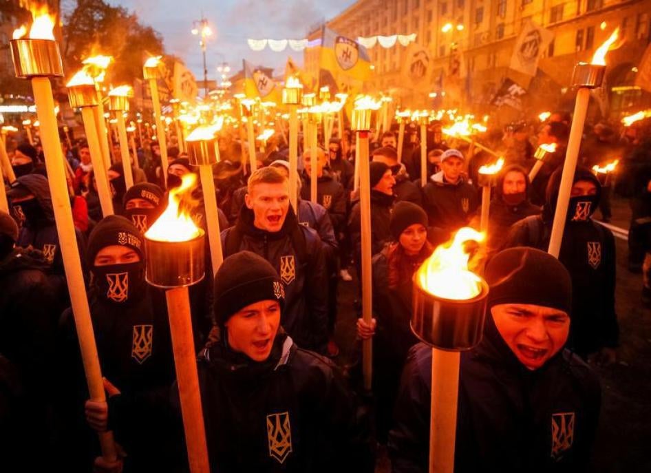 Rassemblement de partisans de l’organisation nationaliste Azov, de membres du parti de droite Svoboda (« Liberté »), et de divers groupes d'extrême droite à Kiev, en Ukraine, le 14 octobre 2017.