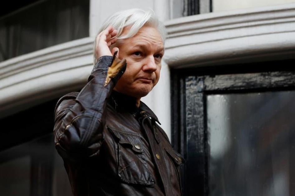Основатель WikiLeaks Джулиан Ассанж на балконе посольства Эквадора в Лондоне 19 мая 2017 г. 