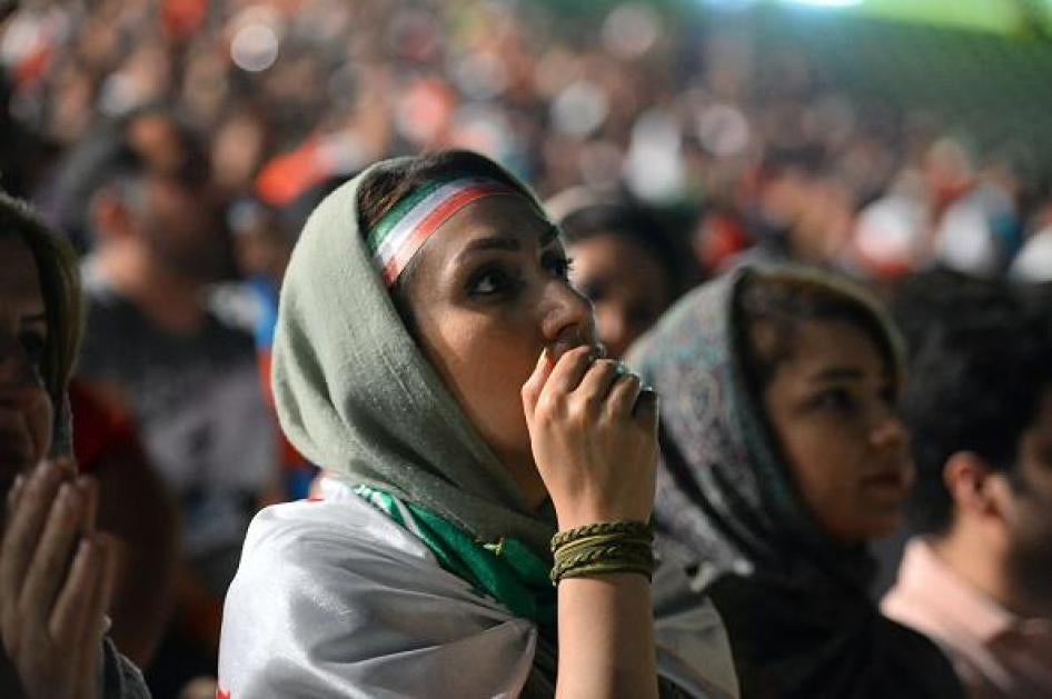 نساء يحضرن مباراة كأس العالم بين إيران والبرتغال في مشاهدة عامة في استاد آزادي في طهران، إيران، 25 يونيو/حزيران.