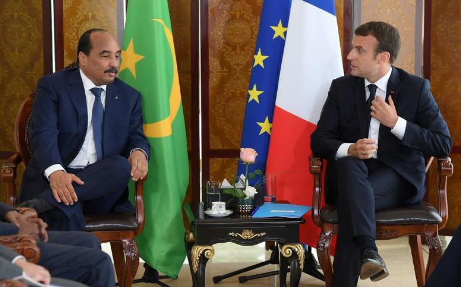 الرئيس الفرنسي إيمانويل ماكرون يتحدث إلى نظيره الرئيس الموريتاني محمد ولد عبد العزيز خلال قمة مجموعة دول الساحل الخمس في باماكو، مالي، في 2 يوليو/تموز 2017.