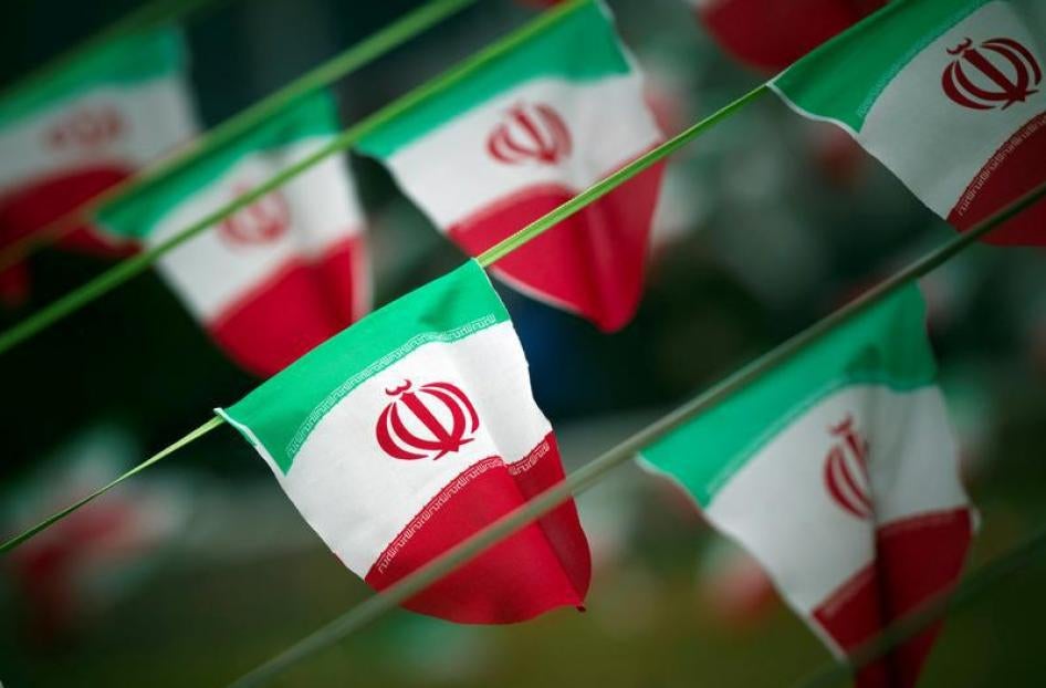أعلام إيرانية في ساحة في طهران، 10 فبراير/شباط 2012.
