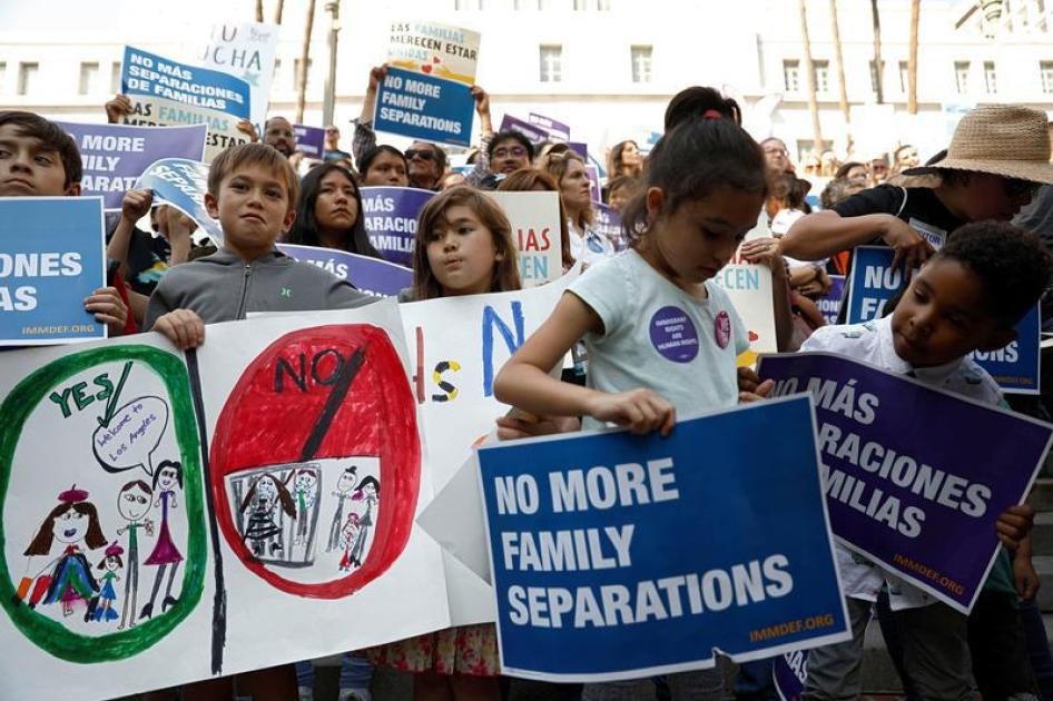 美国民众在洛杉矶市政厅外举牌抗议总统特朗普以行政命令拘留穿越美国南方边界的儿童，使他们和家人离散，美国加州，2018年6月7日。