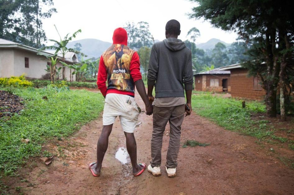 Deux villageois déplacés de Belo, région Nord-Ouest (Cameroun), qui ont fui après des affrontements au début du mois d’avril entre les forces de sécurité et les séparatistes armés, sont revenus pour chercher de la nourriture à ramener à leurs cachettes da