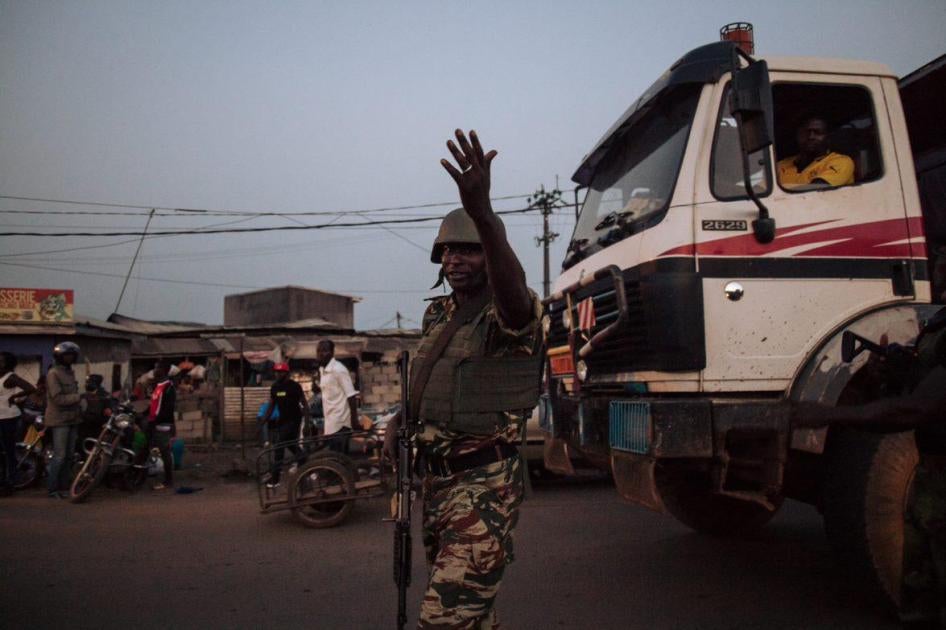 2.	Un militaire camerounais de la 21ème Brigade d'infanterie motorisée tente de diriger la circulation en périphérie de la ville de Buea, le 26 avril 2018. 