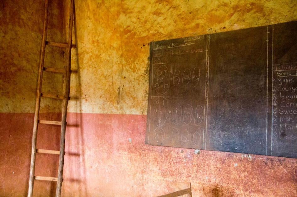 A classroom in a school in Kumbo, where the date written on the blackboard, “20-11-2016” (November 20, 2016), suggests that the room has not been used for teaching since the beginning of the teachers’ strike. 