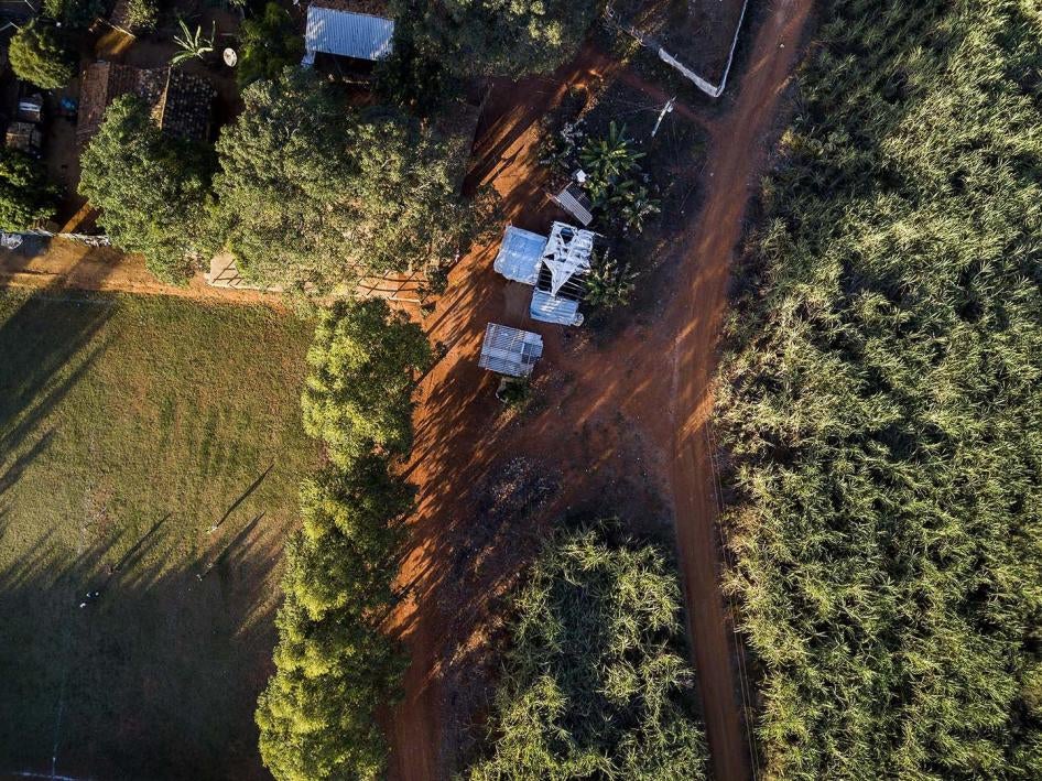 Imagem de drone sobre uma comunidade quilombola no estado de Minas Gerais. Algumas das casas da comunidade ficam a aproximadamente 20 metros da plantação de cana-de-açúcar vizinha.