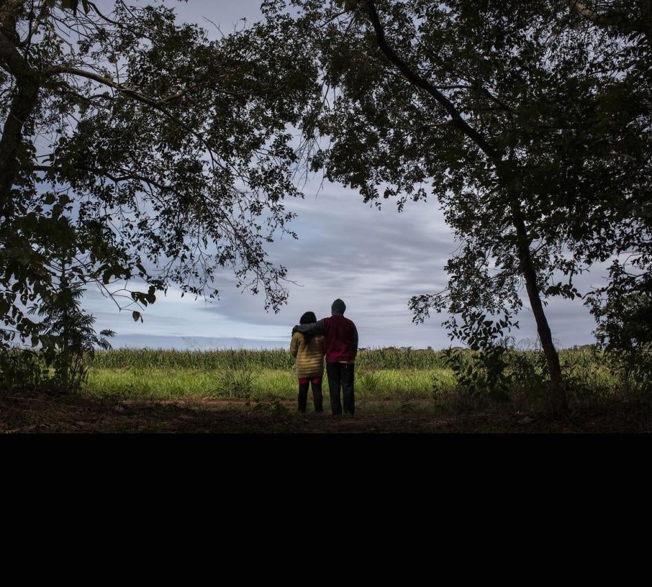 Irupe e Pinon, ambos em seus 40 anos, vivem em uma comunidade a poucas horas de Campo Grande, capital do Mato Grosso do Sul, no Centro-Oeste brasileiro. 