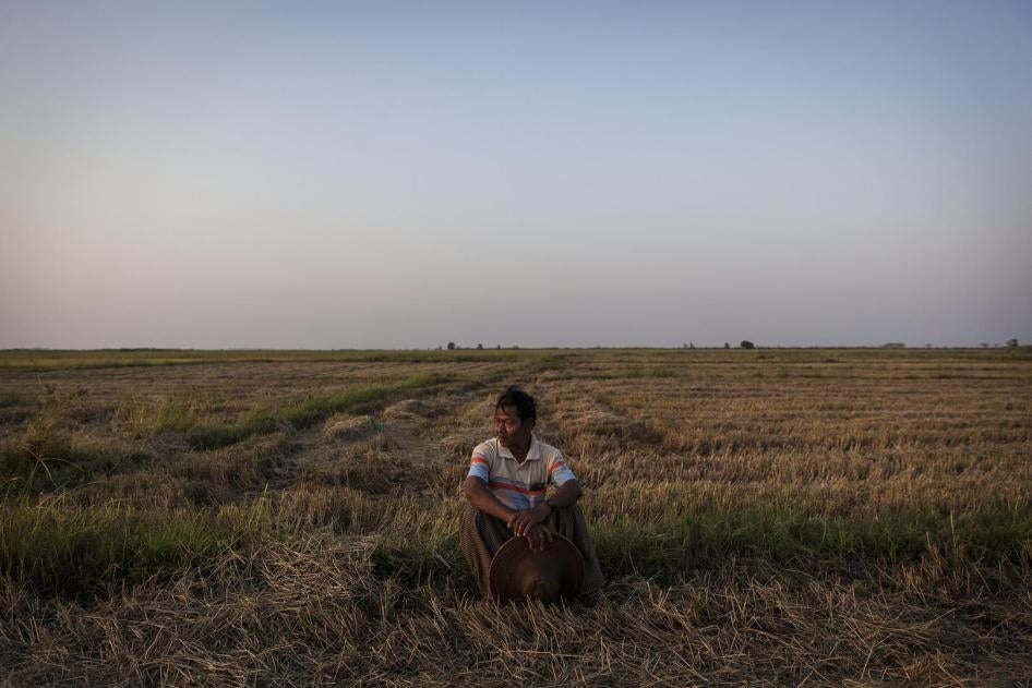 La Win, 61 ans, un paysan birman de la région d'Ayeyarwady, au Myanmar, assis au bord d’un sur un terrain de 14 hectares dont il a été dépossédé en 20114, selon son témoignage, sans la moindre compensation.