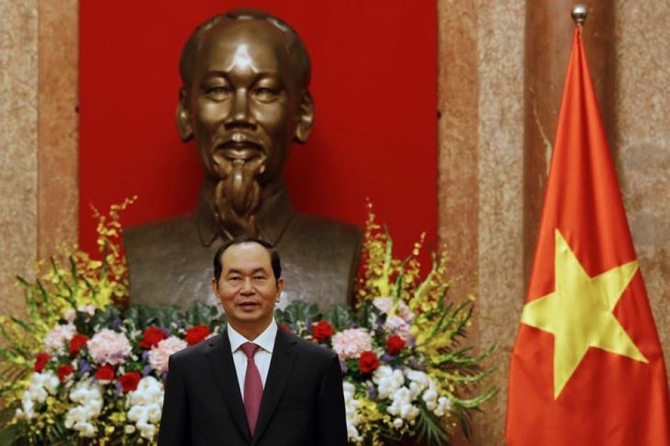 Vietnam's President Tran Dai Quang stands in front of a statue of late Vietnamese revolutionary leader Ho Chi Minh while he waits for arrival of Russia's Defence Minister Sergei Shoigu (not pictured) in Hanoi, Vietnam January 23, 2018. REUTERS/Kham