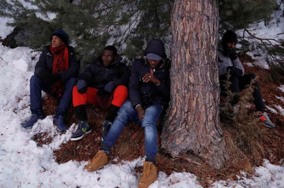 Des migrants se reposent après avoir traversé une partie des Alpes depuis l'Italie vers la France, près de la ville de Nevache, dans le Sud-Est de la France, le 21 décembre 2017.