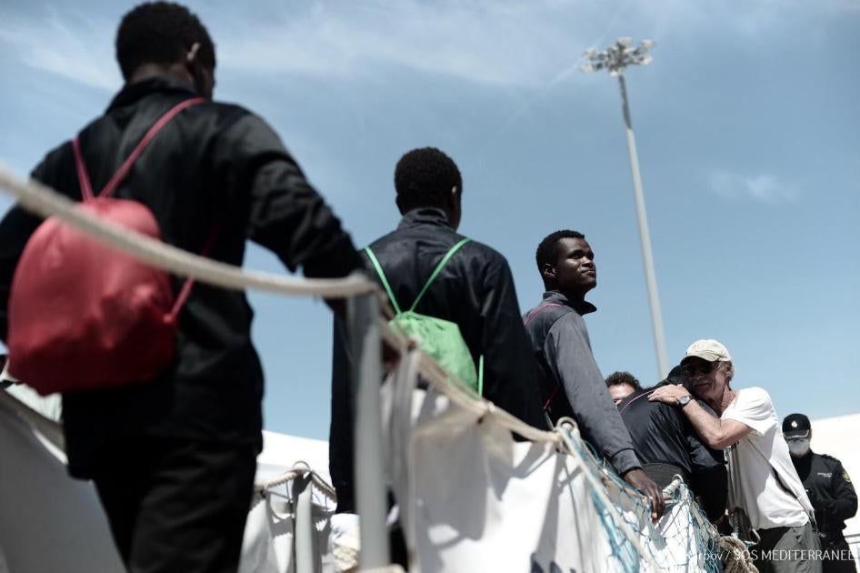 رجال ينزلون من قارب في فالنسيا، إسبانيا، بعد إنقاذهم إثر قضائهم أكثر من أسبوع على سفينة "أكواريوس" التابعة لمنظمتي "سوس ميدترانيان" و"أطباء بلا حدود". رفضت إيطاليا ومالطا السماح لها بالرسو. 17 يوليو/تموز 2018.