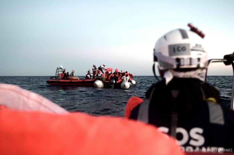 L’equipaggio di SOS MEDITERRANEE durante il soccorso di un gommone sovraccarico nel Mediterraneo, 9 giugno 2018. 