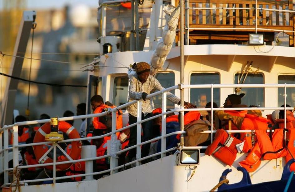 Des migrants africains receuillis par le navire « Lifeline », photographiés le 27 juin 2018, lors de l'arrivée du bateau à Boiler Wharf (Senglea), au sud du port de de La Valette, à Malte. 2018.