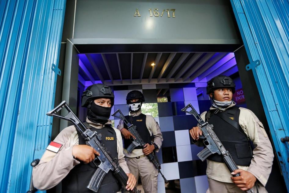 Des policiers indonésiens devant l'entrée de la boîte de nuit T1 à Jakarta le 9 octobre 2017, suite à une perquisition l'arrestation de dix hommes suspectés d'avoir enfreint la loi anti-pornographie.