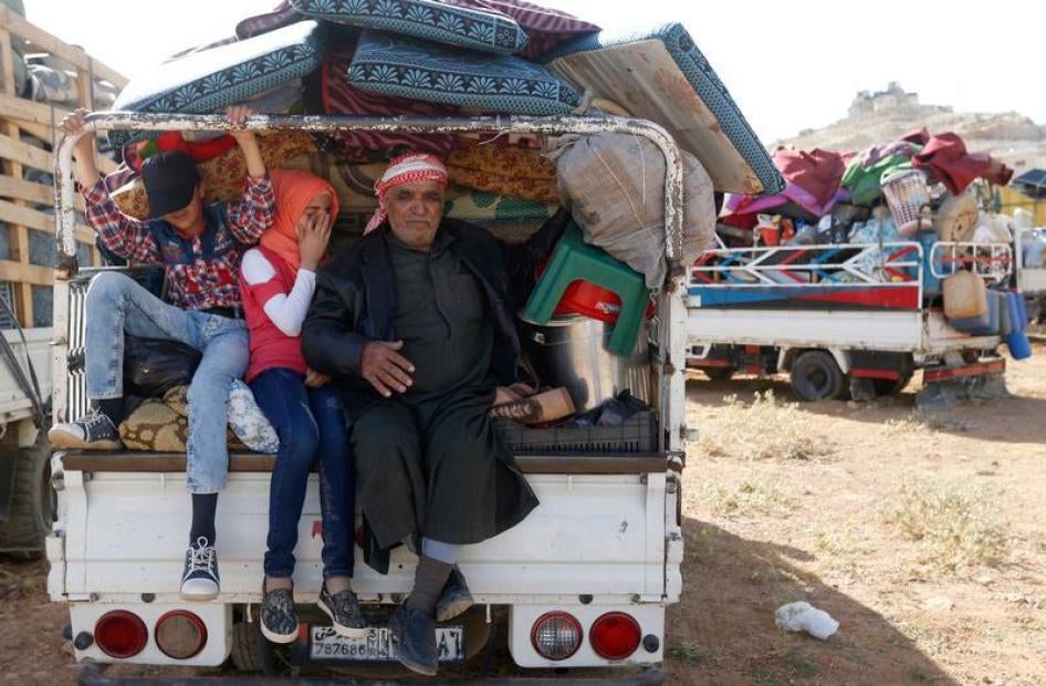 لاجئون سوريون يستعدّون للعودة من بلدة عرسال الحدودية اللبنانية إلى سوريا، 28 يونيو/حزيران 2018. © 2018 رويترز