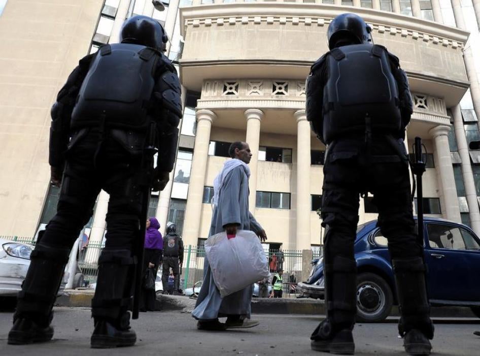 صورة أرشيفية لقوات أمن مصرية تقف خارج محكمة لحراستها في القاهرة، مصر، 3 يناير/كانون الثاني 2018. © 2018 رويترز 