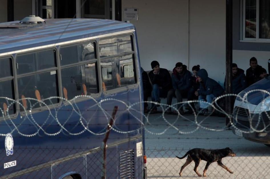 Des migrants ayant traversé la frontière entre la Turquie et la Grèce, assis sur un banc dans un centre de rétention situé dans le village de Fylakio, dans le nord de la Grèce, le 24 février 2017.