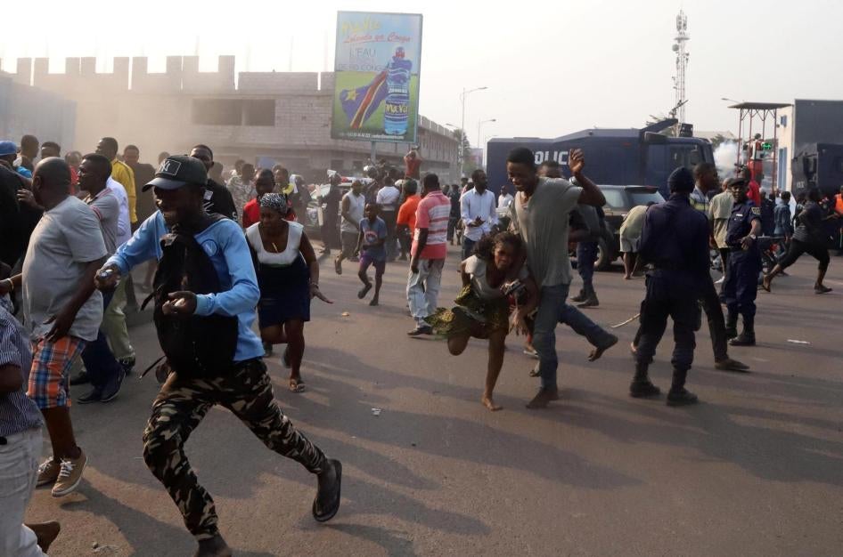 Des partisans du leader de l’opposition congolais Jean-Pierre Bemba s’enfuient après que la police anti-émeute a tiré des gaz lacrymogènes pour les disperser dans le centre-ville de Kinshasa, en République démocratique du Congo, le 1er août 2018.