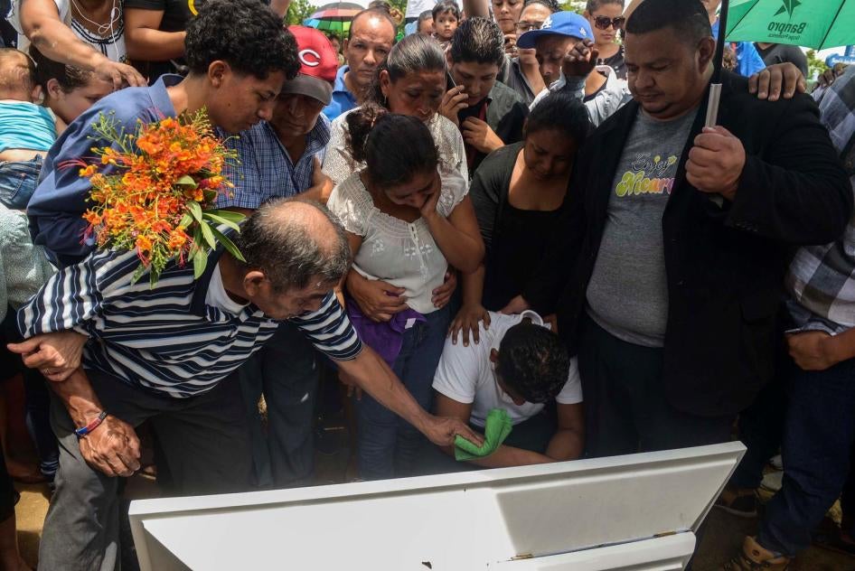 Entierro de Teyler Lorío, bebé de 14 meses; sus familiares afirman que la policía le disparó en la cabeza cuando su padre lo cargaba en sus brazos en Managua, Nicaragua, en el 25 de junio de 2018.