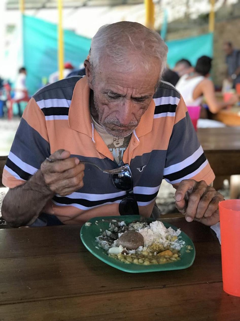 Un hombre venezolano de 74 años almuerza en un comedor en Cúcuta, una ciudad colombiana en la frontera con Venezuela. 28 de julio de 2018. 