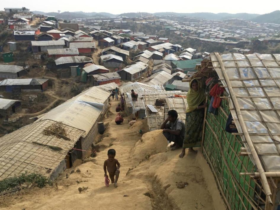 เด็กผู้ชายปีนขึ้นเนินสูงชันที่ค่ายชักมากุล สำหรับผู้ลี้ภัยชาวโรฮิงญาทางตอนใต้ของบังคลาเทศ กุมภาพันธ์ 2561. 
