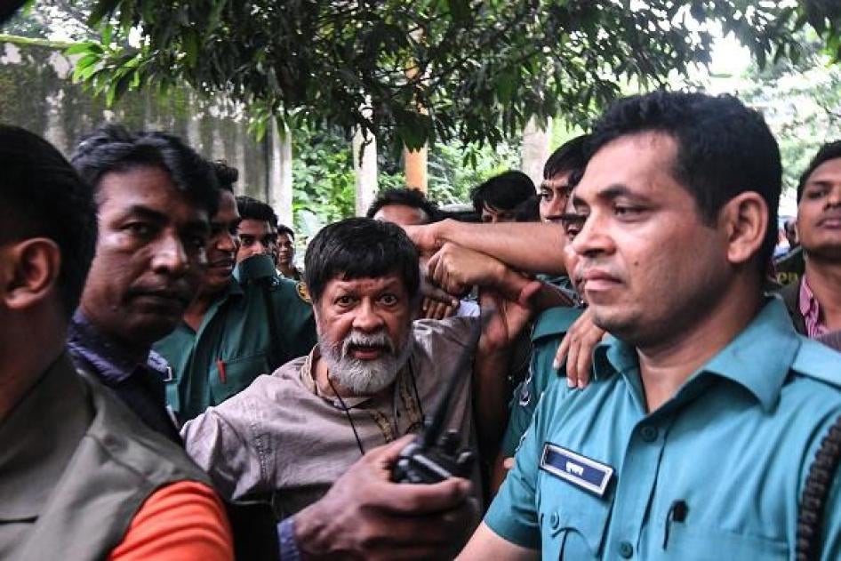 Aktivis dan fotografer Shahidul Alam tiba dengan dikelilingi polisi dan muncul di sebuah pengadilan, di Dhaka, Bangladesh pada 6 Agustus 2018. 