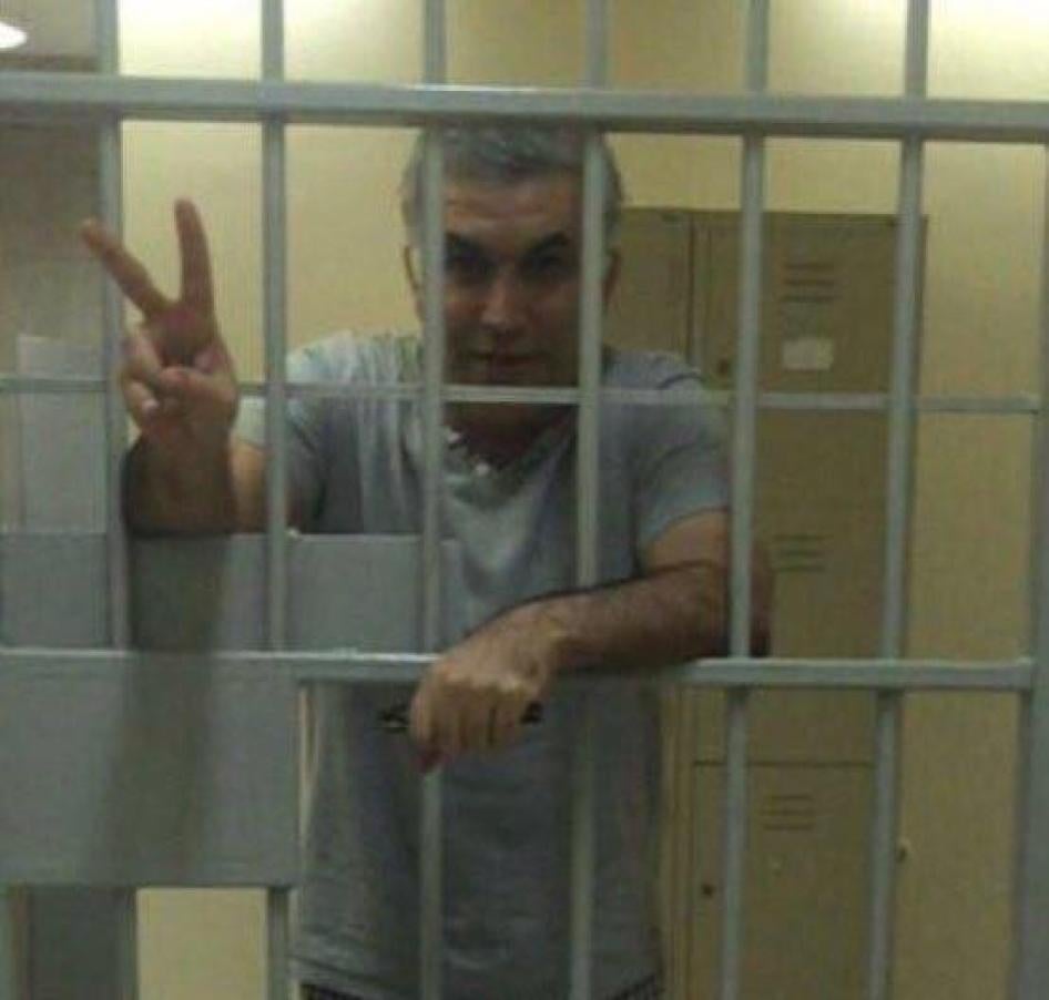 Nabeel Rajab, photographié dans sa cellule à la prison de Jau, à Bahreïn, adresse un geste de salutation à sa famille à l’occasion de la Fête de l’Aïd al-Adha, le 21 août 2018.