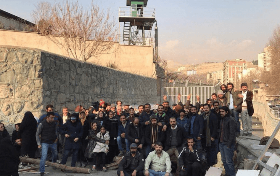 خانواده دراویش زندانی در مقابل زندان اوین در تهران، ژانویه ۲۰۱۸. 