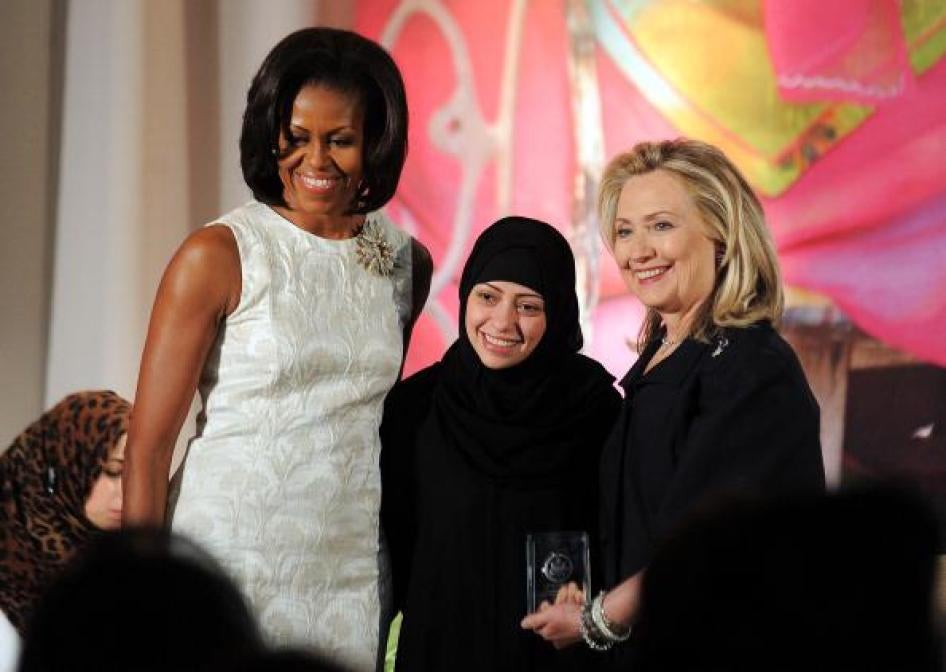 Mantan Ibu Negara AS Michelle Obama dan mantan Menteri Luar Negeri Hillary Clinton berpose bersama Samar Badawi dari Arab Saudi saat dia menerima Penghargaan Wanita Kesatria Internasional atau International Women of Courage Award 2012, pada upacara di Kem