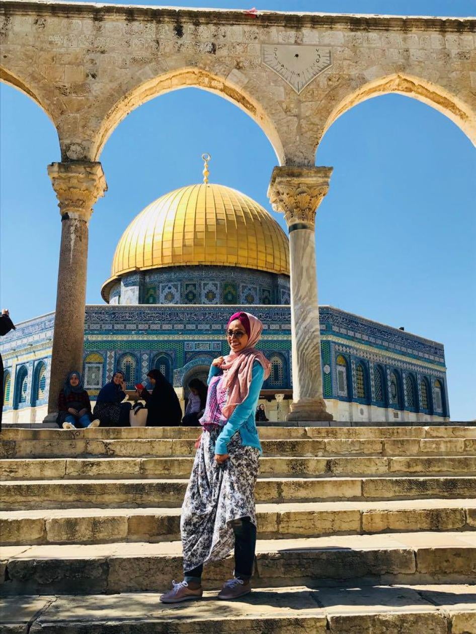 עביר אל-מסרי, תחקירנית Human Rights Watch ברצועת עזה, ליד כיפת הסלע במסגד אל-אקצה במזרח ירושלים הכבושה ביולי 2018. 