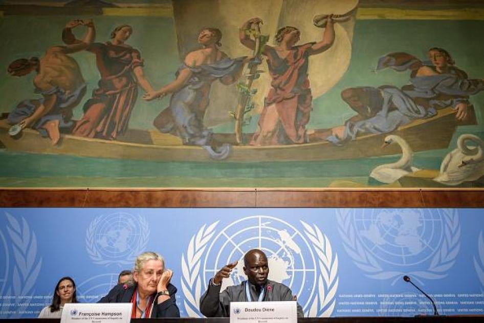 Françoise Hampson (à gauche), membre de la Commission d’enquête de l’ONU sur le Burundi, et Doudou Diène (au centre), président, donnent une conférence de presse pour présenter un rapport sur les violations des droits humains dans le pays le 5 septembre 2