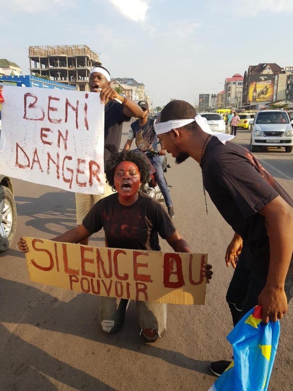 ​Des défenseurs des droits humains congolais manifestent pacifiquement à Kinshasa pour exiger la fin des massacres à Beni, dans l’est de la République démocratique du Congo, le 28 septembre 2018.