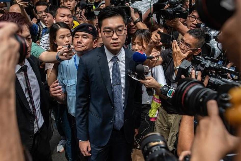 香港民族党创办人陈浩天在香港外国记者会门口被大批媒体包围，2018年8月14日。