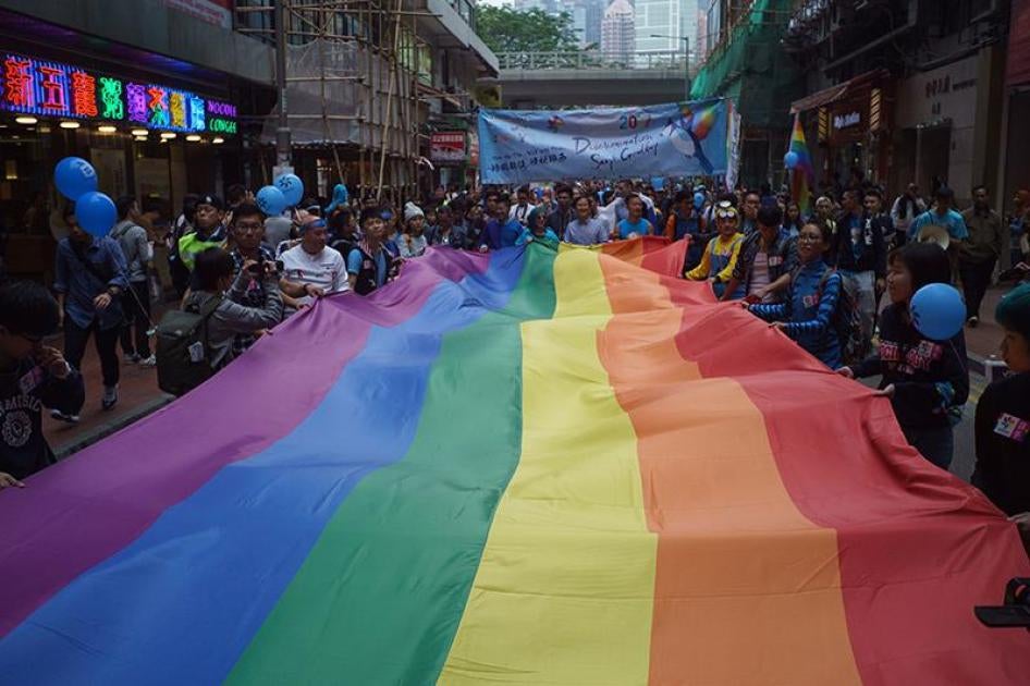 香港年度同志游行队伍拉出巨幅彩虹旗，2017年11月25日。