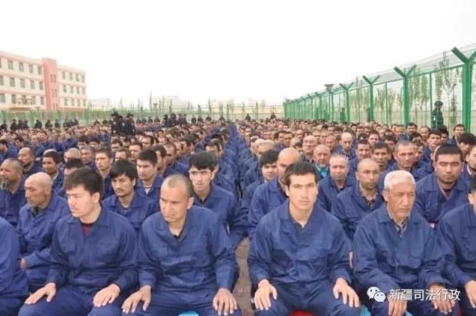 Des détenus agenouillés dans un camp d’éducation politique situé dans le comté de Lop (préfecture de Hotan), dans la province de Xinjiang dans l’ouest de la Chine. Cette photo a été publiée par une agence gouvernementale sur l’un des médias sociaux offici
