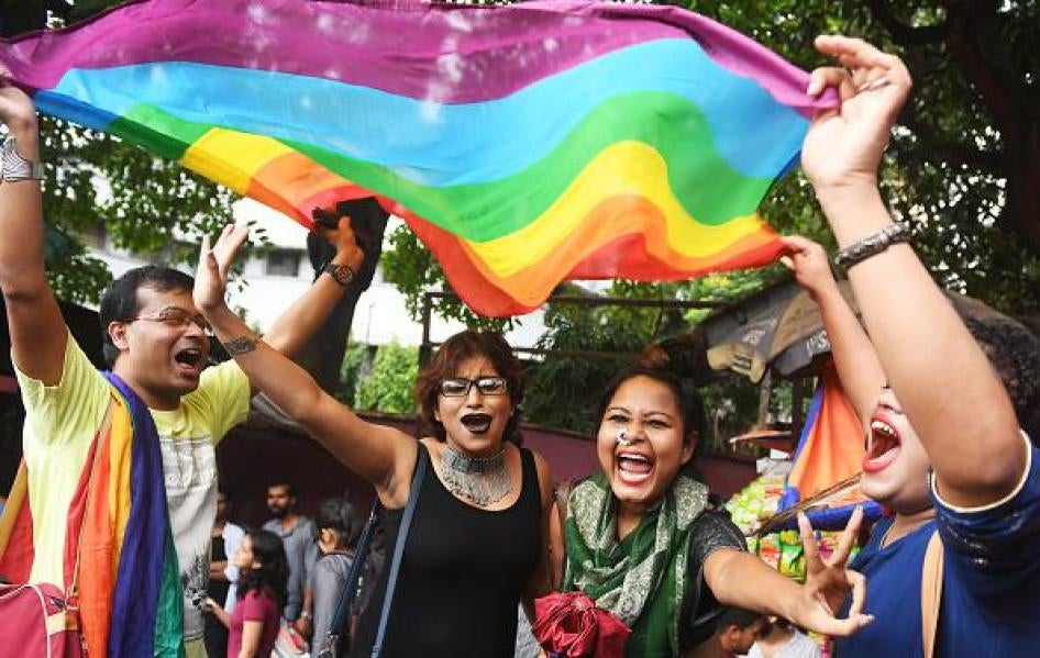भारत के सुप्रीम कोर्ट के फैसले पर कोलकाता में 6 सितंबर को जश्न मनाते लोग. कोर्ट ने कहा कि आपसी सहमति से बने समलैंगिक संबंध अब अपराध नहीं हैं.