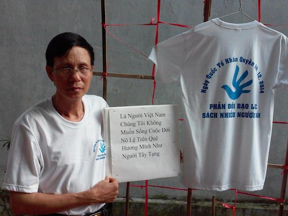 Nguyen Van Tuc carries a sign: Vietnamese do not want to live the slavery lives on our homeland like the Tibetans. The T-shirt reads: International Human Rights Day, December 10, 2014 – Protest against violence and harassment inflicted upon the people. 
