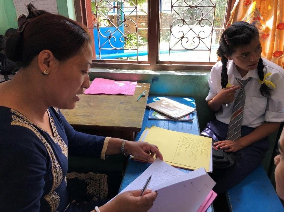 काठमाडौँको एउटा सामुदायिक विद्यालयमा बहिरोपन भएका बालबालिका र उनीहरूका शिक्षक स्रोत कक्षामा अलग्गै। मे २०१८, ह्युमन राइट्स् वाच