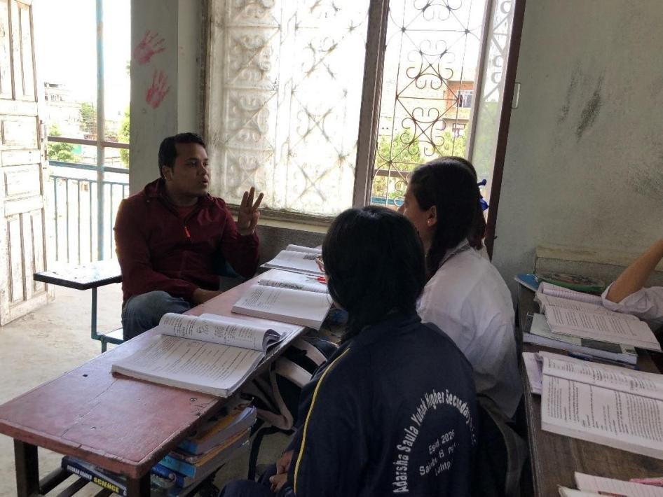 A specialized teacher teaching children who are deaf in sign language in a mainstream classroom, public school, Kathmandu, Nepal. May 2018 Human Rights Watch.