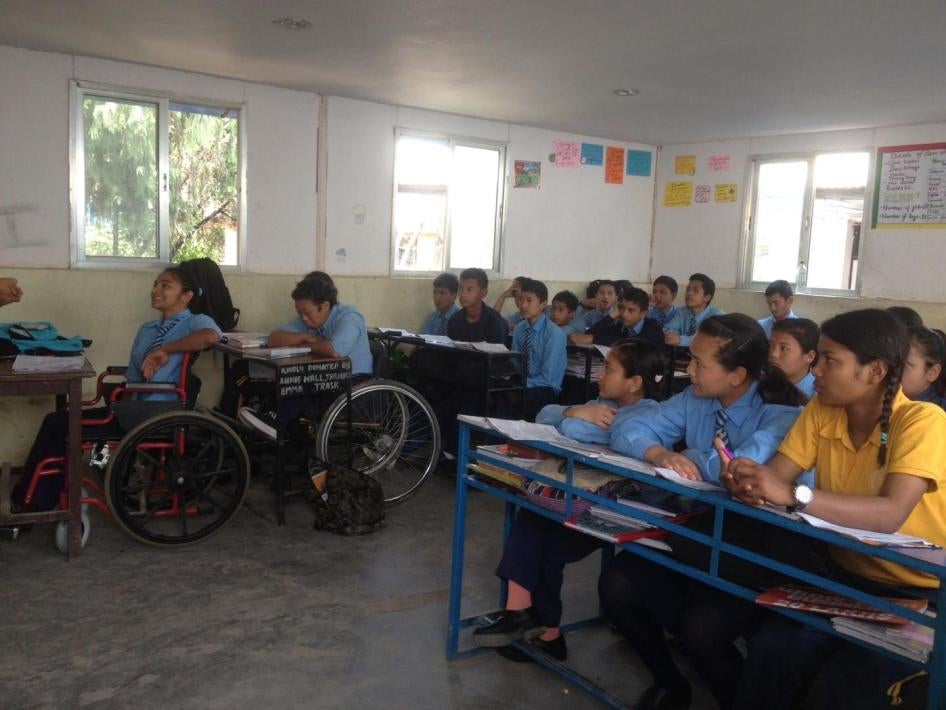 Des élèves handicapés aux côtés d'autres éleves dans une salle de classe « inclusive » dans une école publique à Katmandou, au Népal, en mai 2018. 