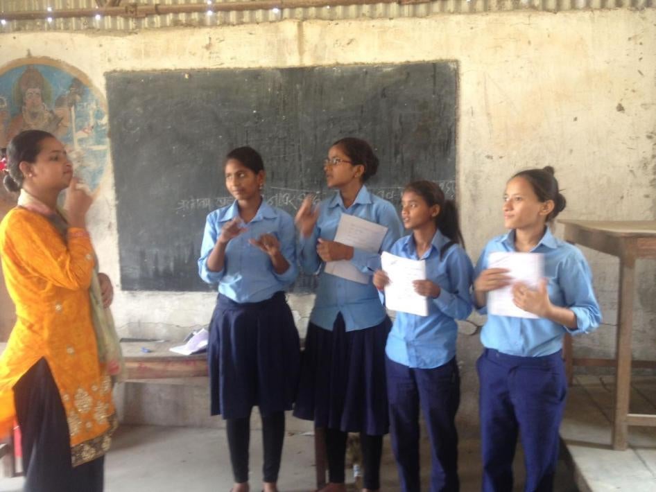 काठमाडौँ, जोरपाटीको एउटा सामुदायिक विद्यालयमा स्रोत शिक्षक साङ्केतिक भाषा प्रयोग गरेर विद्यार्थीहरूलाई सिकाउँदै । मे २०१८, ह्युमन राइट्स् वाच