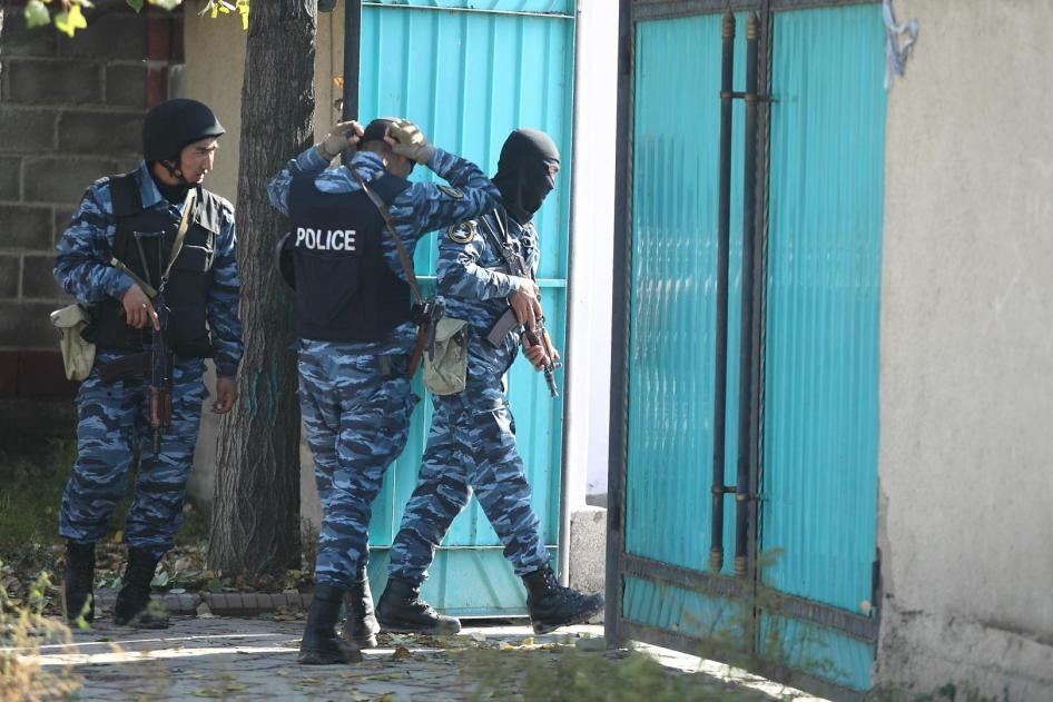 Антитеррористическое подразделение во время обыска в Бишкеке 16 октября 2015 г. 