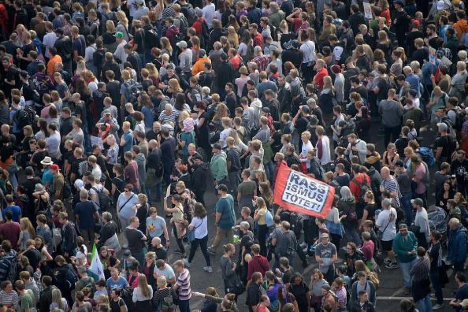 民众打著“种族主义杀人”的旗帜，参加2018年9月3日在德国肯尼茨举行的“我们才是多数”（We Are More）露天演唱会。