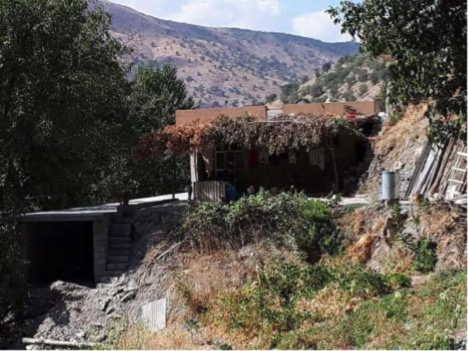 Şaro Mahmut Braym’ın Serkan köyündeki Türkiye tarafından düzenlendiği izlenimi veren bir hava saldırısında isabet alan ve içinde dört kişinin öldüğü evinin saldırıdan önceki hali.