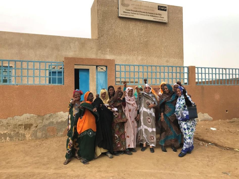 Aminétou Mint Ely [au centre, munie d’un téléphone], présidente de l’Association des femmes chefs de famille, et l’équipe d’un centre d’appui aux femmes et filles survivantes de violences fondées sur le genre géré par cette association, Rosso, Mauritanie.