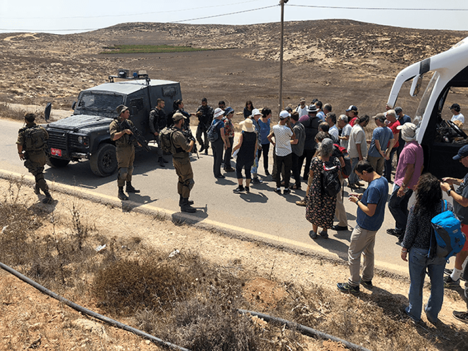 جيش الدفاع الإسرائيلي يعيق جولة لمنظمة "كسر الصمت" في الضفة الغربية في 31 أغسطس/آب 2018. ©2018 إريك غولدستاين/هيومن رايتس ووتش