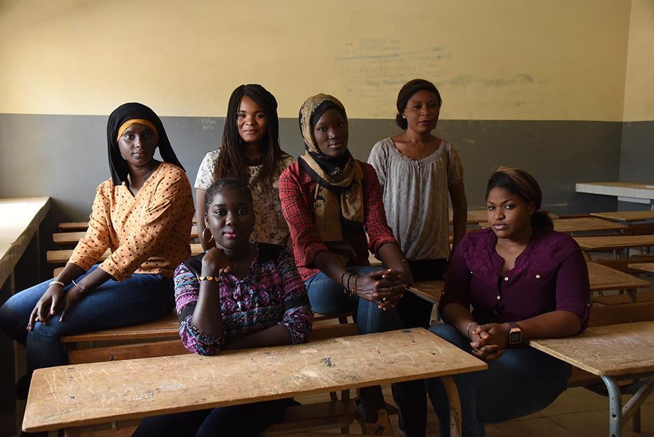 .Jeunes activistes sénégalaises, photographiées dans la salle de classe d'une école au Sénégal.
