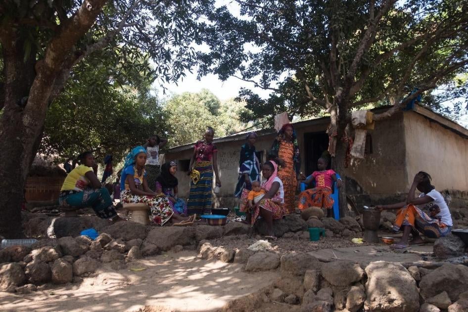 Des habitantes du village de Hamdallaye, dans la région de Boké, préparent un repas. Les dédommagements pour les terres perdues au profit de l’exploitation minière sont souvent versés aux hommes du foyer ou du lignage, même lorsque les terres sont utilisé