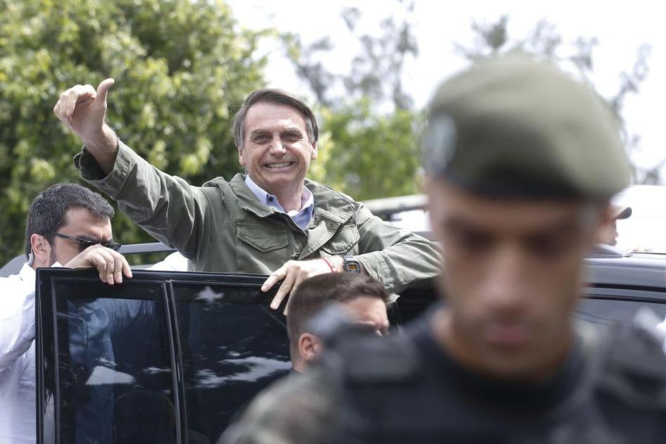 El candidato a la presidencia de Brasil por el Partido Social Liberal (PSL), Jair Bolsonaro, vota el 28 de octubre en la Escuela Municipal Rosa da Fonseca en Río de Janeiro, protegido por agentes de la Policía Federal.